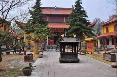  Jingshan Temple: Vuorenrinteessä sijaitseva buddhalainen temppeli ihmeellisellä arkkitehtuuilla!