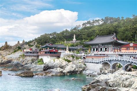  Nan'ao Huigongdian: An Ancient Temple Offering Tranquility and Stunning Seascapes!