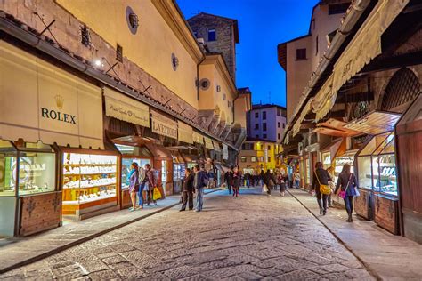 Ponte Vecchio: Kuuluisan historiallisen sillan romanttinen tunnelma ja ainutlaatuinen kaupankäynti!